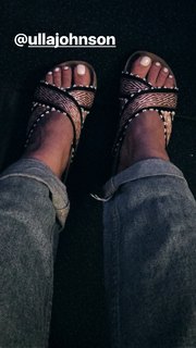 Hilary Duff feet photo thumbnail