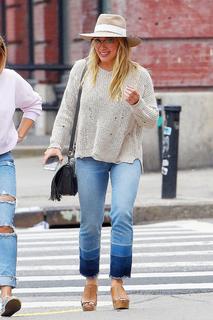 Hilary Duff feet photo thumbnail