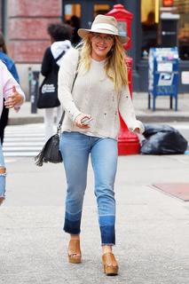 Hilary Duff feet photo thumbnail