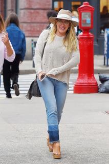 Hilary Duff feet photo thumbnail