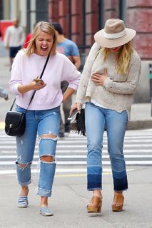 Hilary Duff feet photo thumbnail