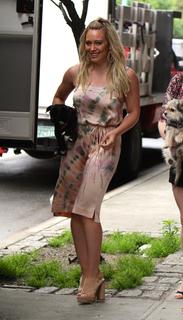 Hilary Duff feet photo thumbnail