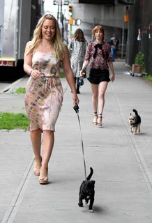 Hilary Duff feet photo thumbnail