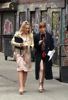 Hilary Duff feet photo thumbnail