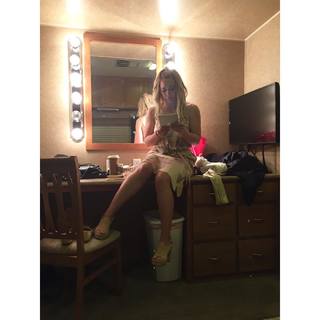 Hilary Duff feet photo thumbnail