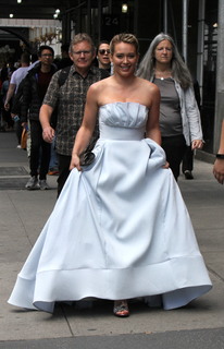 Hilary Duff feet photo thumbnail