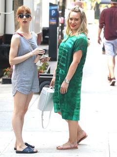 Hilary Duff feet photo thumbnail