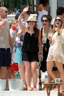 Hilary Duff feet photo thumbnail