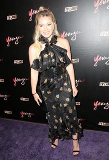 Hilary Duff feet photo thumbnail