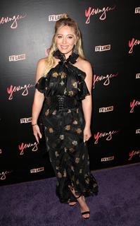 Hilary Duff feet photo thumbnail