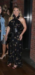 Hilary Duff feet photo thumbnail