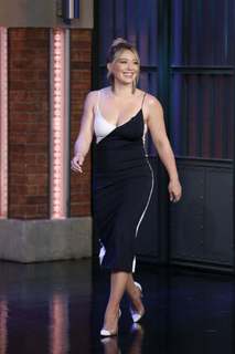 Hilary Duff feet photo thumbnail