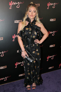 Hilary Duff feet photo thumbnail