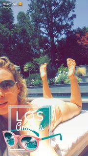 Hilary Duff feet photo thumbnail