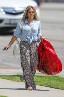 Hilary Duff feet photo thumbnail