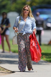 Hilary Duff feet photo thumbnail