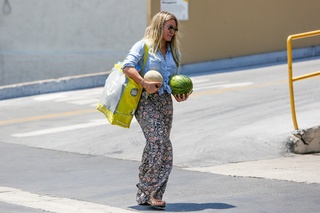 Hilary Duff feet photo thumbnail