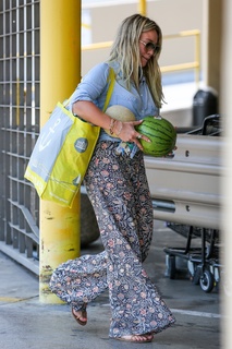 Hilary Duff feet photo thumbnail