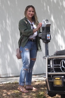 Hilary Duff feet photo thumbnail