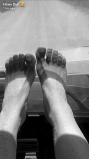 Hilary Duff feet photo thumbnail
