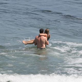 Hilary Duff feet photo thumbnail