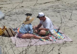 Hilary Duff feet photo thumbnail