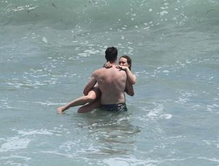 Hilary Duff feet photo thumbnail