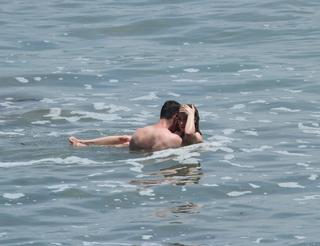 Hilary Duff feet photo thumbnail