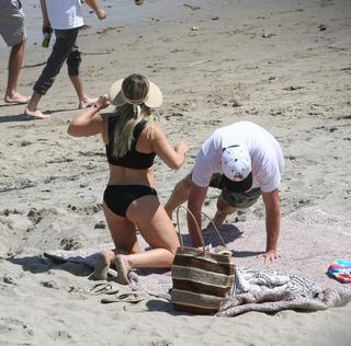 Hilary Duff feet photo thumbnail