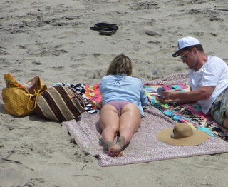 Hilary Duff feet photo thumbnail