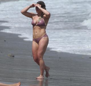 Hilary Duff feet photo thumbnail