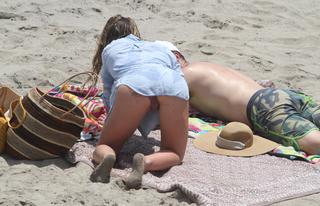 Hilary Duff feet photo thumbnail