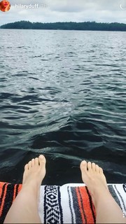 Hilary Duff feet photo thumbnail