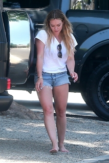 Hilary Duff feet photo thumbnail