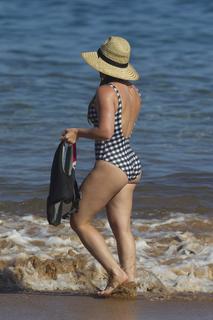 Hilary Duff feet photo thumbnail