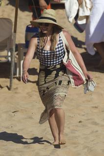 Hilary Duff feet photo thumbnail