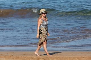 Hilary Duff feet photo thumbnail