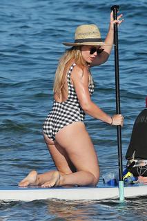 Hilary Duff feet photo thumbnail