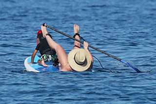 Hilary Duff feet photo thumbnail