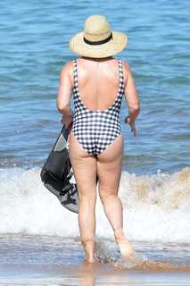 Hilary Duff feet photo thumbnail