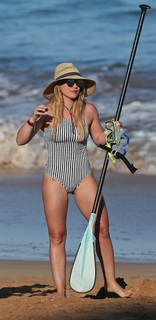 Hilary Duff feet photo thumbnail