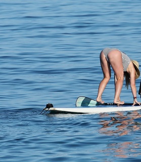 Hilary Duff feet photo thumbnail