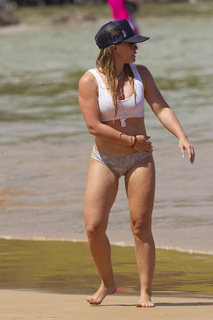 Hilary Duff feet photo thumbnail