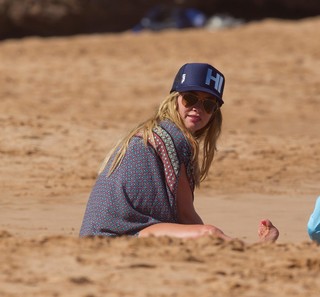 Hilary Duff feet photo thumbnail