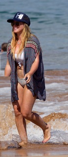 Hilary Duff feet photo thumbnail