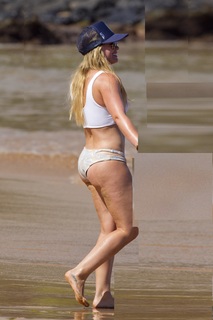 Hilary Duff feet photo thumbnail