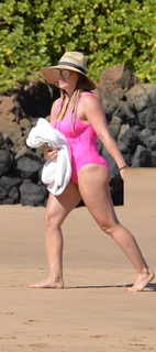 Hilary Duff feet photo thumbnail