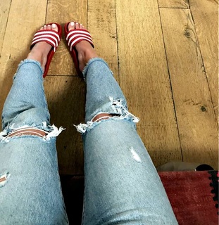 Hilary Duff feet photo thumbnail