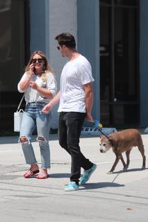 Hilary Duff feet photo thumbnail