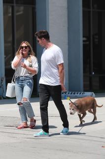 Hilary Duff feet photo thumbnail